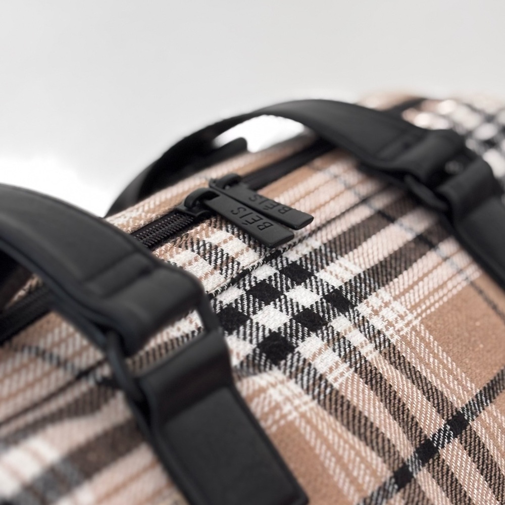BÉIS Weekender Bag in Plaid – Excellent Condition!